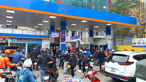 Cây xăng ở Hà Nội đông nghịt khách, TP.HCM nhiều cửa hàng treo biển hết xăng