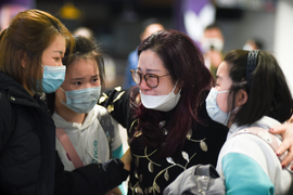 Ảnh: Kiều bào từ Ukraine òa khóc trong vòng tay người thân khi về nước an toàn 