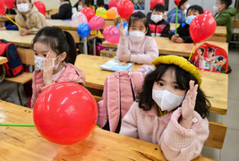 Phụ huynh Hà Nội chuẩn bị tâm lý khi cho con 5-11 tuổi tiêm vaccine COVID-19