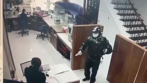 Video: Toàn cảnh vụ 2 thanh niên mang súng giả cướp ngân hàng