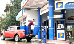 Dân xách thùng, can đi mua trước giờ xăng tăng giá, nhiều nơi báo hết hàng