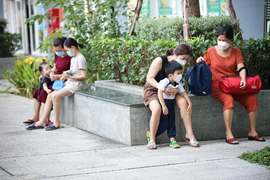 Phụ huynh TP.HCM tốn chục triệu đồng mỗi tháng thuê bảo mẫu chăm con