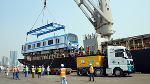 Video: Thêm 2 đoàn tàu Metro Bến Thành – Suối Tiên cập cảng Khánh Hội