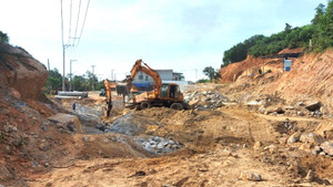 Ảnh: Hơn 200 tỷ đồng làm 10km đường 3 năm chưa xong