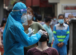 F0 ở Hà Nội thản nhiên ra ngoài, đi chợ: Nguy cơ dịch bùng phát mạnh