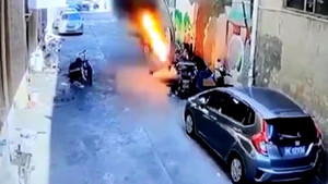 Video: Xe điện đang sạc bị bốc cháy, ngọn lửa phun cao vài mét