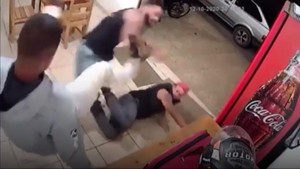 Video: Đánh nhầm võ sư, 2 thanh niên bị hạ gục trong nháy mắt