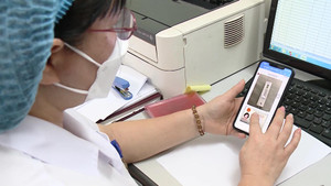 Video: Hà Nội chứng nhận F0 qua Zalo 