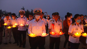 Ảnh: Cựu binh và thân nhân thả đèn hoa đăng tưởng nhớ liệt sĩ Gạc Ma