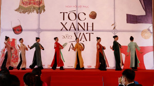 Video: Giới trẻ thích thú khi diện trang phục truyền thống Việt Nam