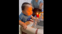 Cười lăn xem bé trai chật vật thổi nến sinh nhật