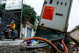 Dân Hà Nội bất an đi qua 'đại công trường' trên đường Âu Cơ, tai nạn như cơm bữa