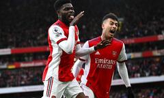 Arsenal thắng tưng bừng Leicester City để trở lại top 4
