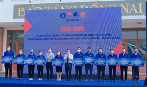Vietcombank Đồng Nai trao 10.000 túi an sinh nhân dịp Tháng thanh niên 2022