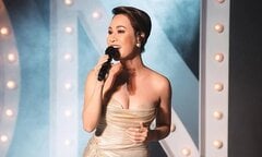 Uyên Linh 12 năm sau Vietnam Idol: Sexy hút mắt, sống độc thân vui vẻ ở tuổi 34