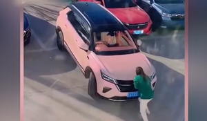 Gái xinh lái xe thì 'dốt' nhưng khỏe không ai bằng