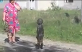 Mẹ 'á khẩu' khi thấy 3 quý tử nhuốm bùn từ đầu xuống chân