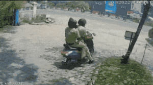 Video: Ô tô lao như bay qua đầu xe máy, hai cảnh sát thoát chết trong gang tấc