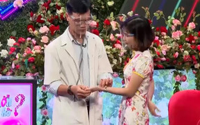 Khám nhịp tim ngay trên sân khấu, chàng y sĩ chinh phục trái tim cô gái cá tính