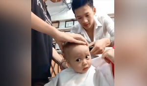 Bật cười trước vẻ mặt của em bé lần đầu cắt tóc