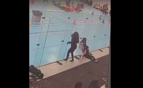 Người đẹp đập đầu vào cửa kính hết lần này đến lần khác