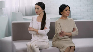 Tôi cấm cửa mẹ chồng khi phát hiện bà lén lắp camera trong nhà tôi