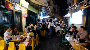 Video: Phố ẩm thực xuyên đêm ở Hà Nội nhộn nhịp trở lại 