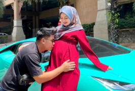 Mua hẳn xe sang Lamborghini tặng chồng để thưởng công chăm vợ đẻ