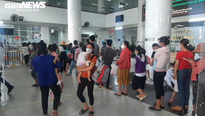 TPHCM: Trẻ nghi mắc COVID-19 đến khám đông nghịt các bệnh viện