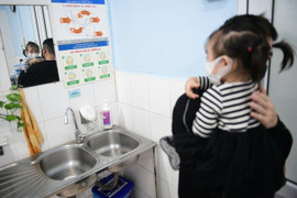 Không được tắm, con mắc COVID-19 khó ngủ cả đêm