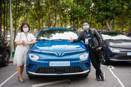 Chủ xe VinFast VF e34: ‘Xem video trên FPT Play trong lúc sạc xe rất thư giãn’