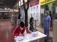 Video: Bệnh viện ở Hà Nội đón cả trăm người khám hậu COVID-19 mỗi ngày