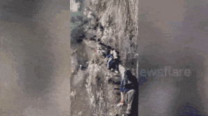 Video: Thót tim cảnh du khách trượt chân rơi xuống vách núi