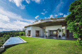 Video: Biệt thự nằm yên bình bên sườn đồi của vợ chồng Việt - Nhật