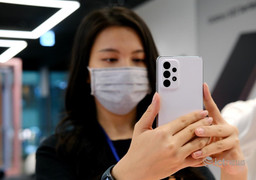 Doanh số điện thoại 5G lần đầu tiên vượt qua điện thoại 4G