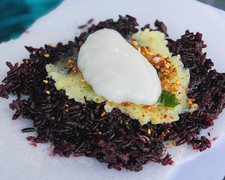 Xôi nếp than nước cốt dừa: Món ăn vặt ngọt ngào, thơm dẻo mà giá rất bình dân