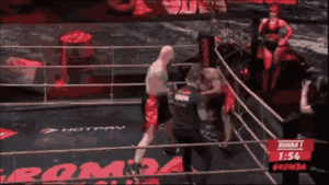 Video: Bị đấm gục sau 6 giây, cao thủ boxing rời sàn đấu bằng cáng