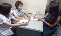 Bỏ khẩu trang chụp ảnh trên phố đi bộ Hồ Gươm, cô gái bị phạt 2 triệu đồng