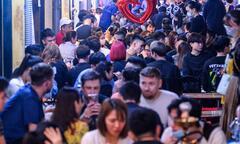 Tây, ta cùng chen chúc ở phố bia Tạ Hiện