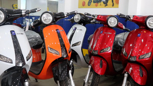 Video: Xăng tăng giá liên tục, cửa hàng xe điện 'đắt khách'