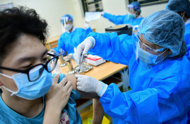 Phó Thủ tướng yêu cầu Bộ Y tế làm rõ các loại vaccine có thể tiêm cho trẻ em