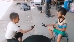 'Phát thèm' khi xem 2 cậu nhóc bôi nhọ nồi lên mặt nhau