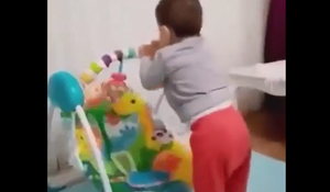 Bé con khôn hết nấc, cách leo xích đu cũng chẳng giống ai