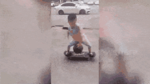 Video: Cậu bé vừa trượt ván vừa chơi bóng rổ cực đỉnh