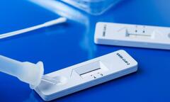 Sau dương tính, F0 cần test nhanh bao nhiêu lần là đủ?