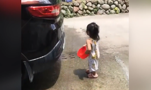 Cô bé 'hậu đậu' tự hất nước vào người khi rửa ô tô