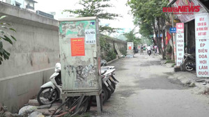 Video: Hàng chục bốt điện nằm chỏng chơ giữa đường ở Hà Nội