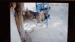 Video: Tài xế say rượu lái xe suýt tông trúng 2 người đàn ông