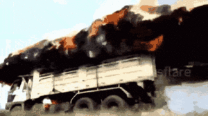 Video: Đang chạy trên đường, xe tải chở cỏ khô bốc cháy ngùn ngụt