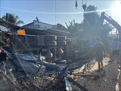 Bình Phước: Xe tải chở điều tuột dốc lao vào quán ăn làm 8 người thương vong